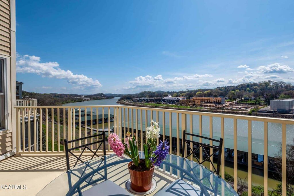 526-Riverfront-Way-2352876579