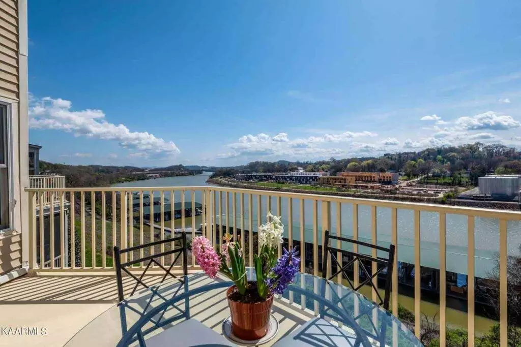 526-Riverfront-Way-2352876579