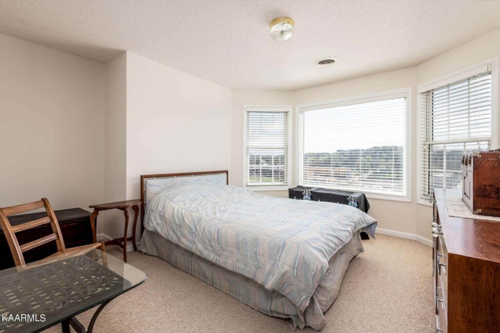 526-Riverfront-Way-2953016024