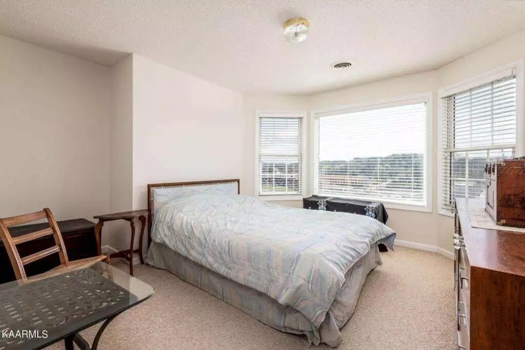 526-Riverfront-Way-2953016024