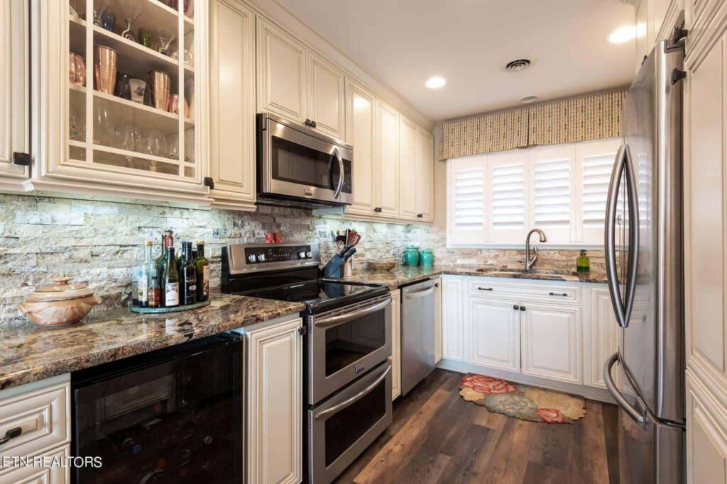 550-Riverfront-182259215072
