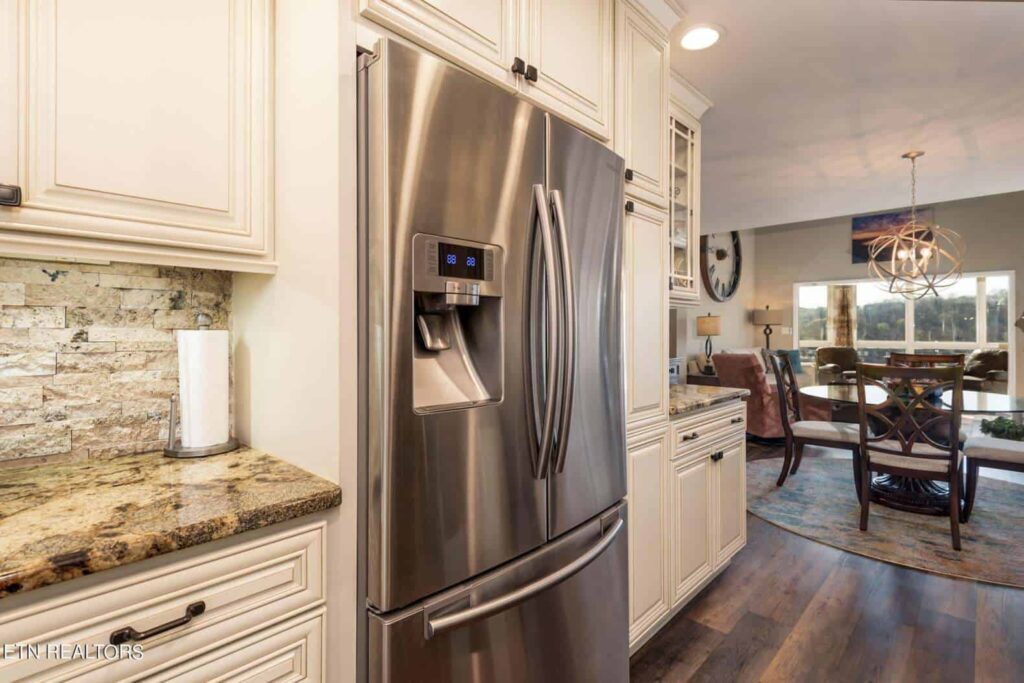 550-Riverfront-182305092321