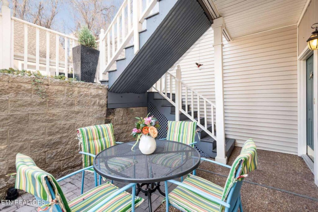 556-Riverfront-109643138