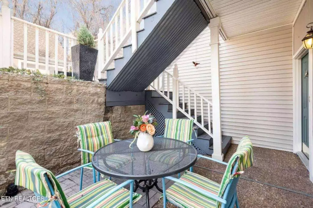 556-Riverfront-109643138