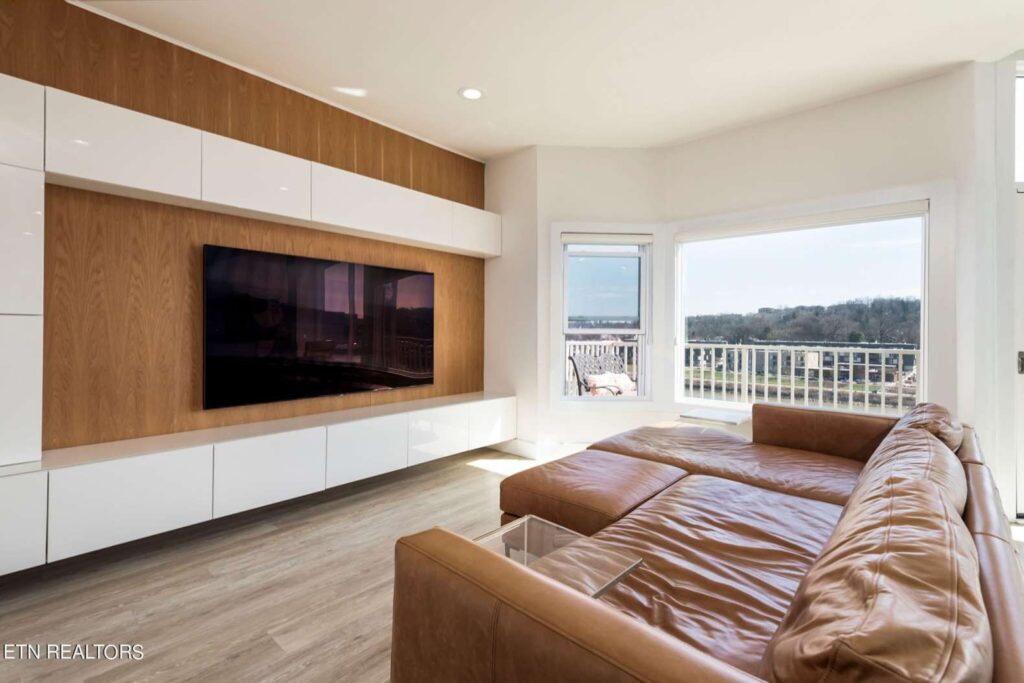 556-Riverfront-252200382