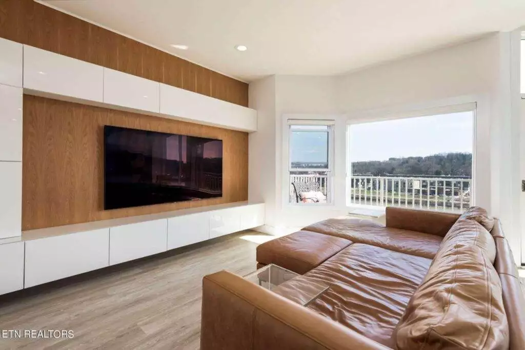 556-Riverfront-252200382