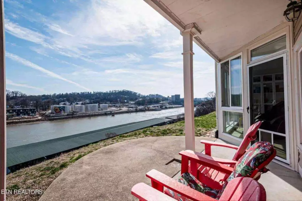 556-Riverfront-337578601
