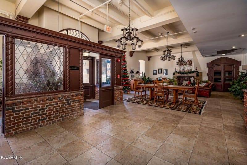 Crown-Court-Condominiums-401442285