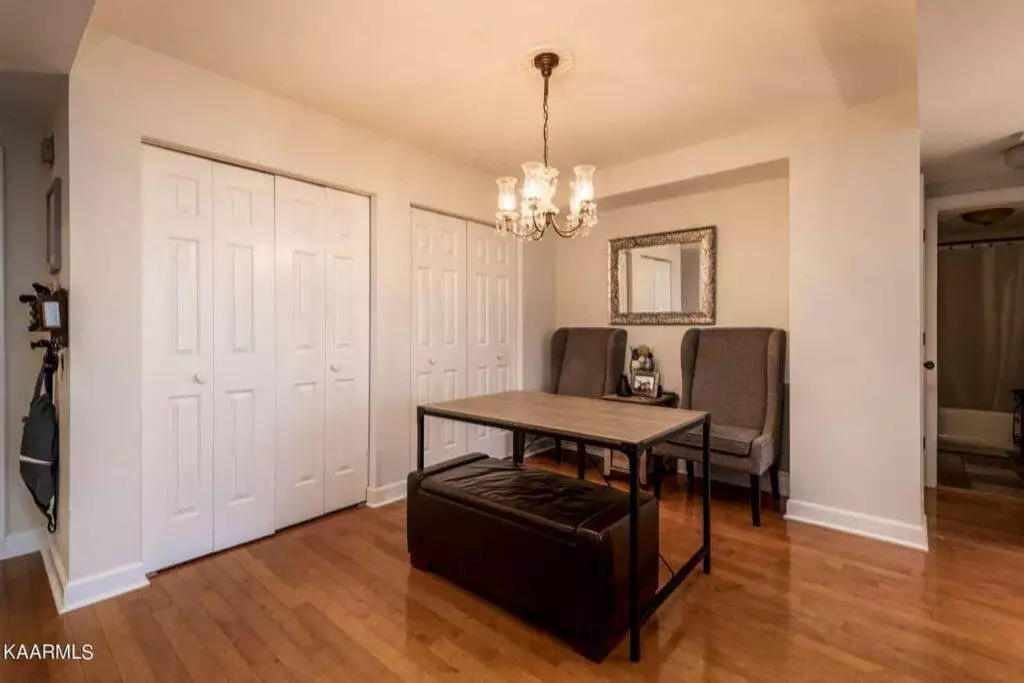 Pembroke-303-107774094
