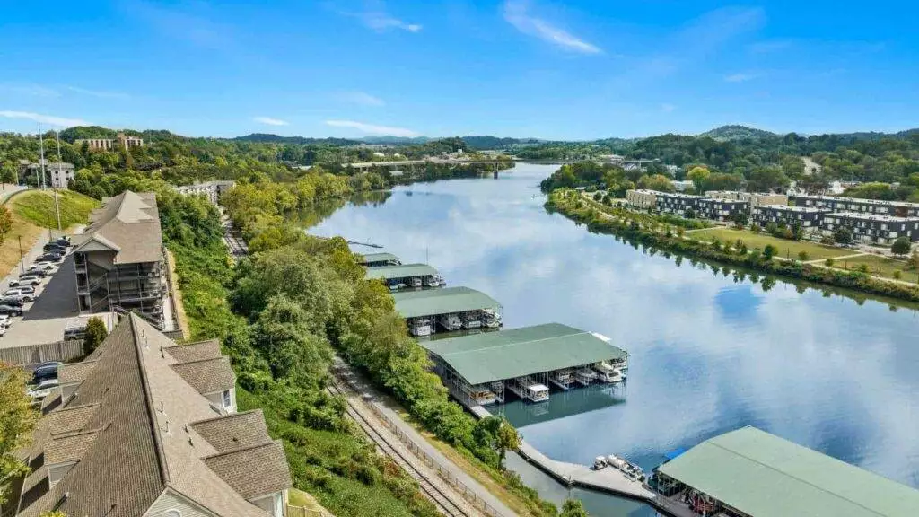Riverfront-Way-570