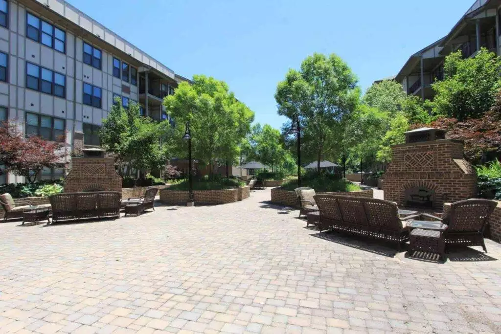 Riverwalk-215-Courtyard.Fireplaces2