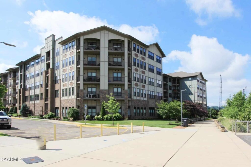 Riverwalk-322-19185518627902
